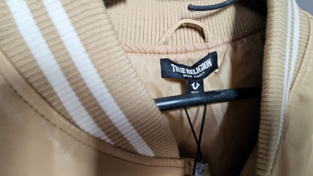 Chaqueta Varsity True Religion Beige y Blanca – Estilo College