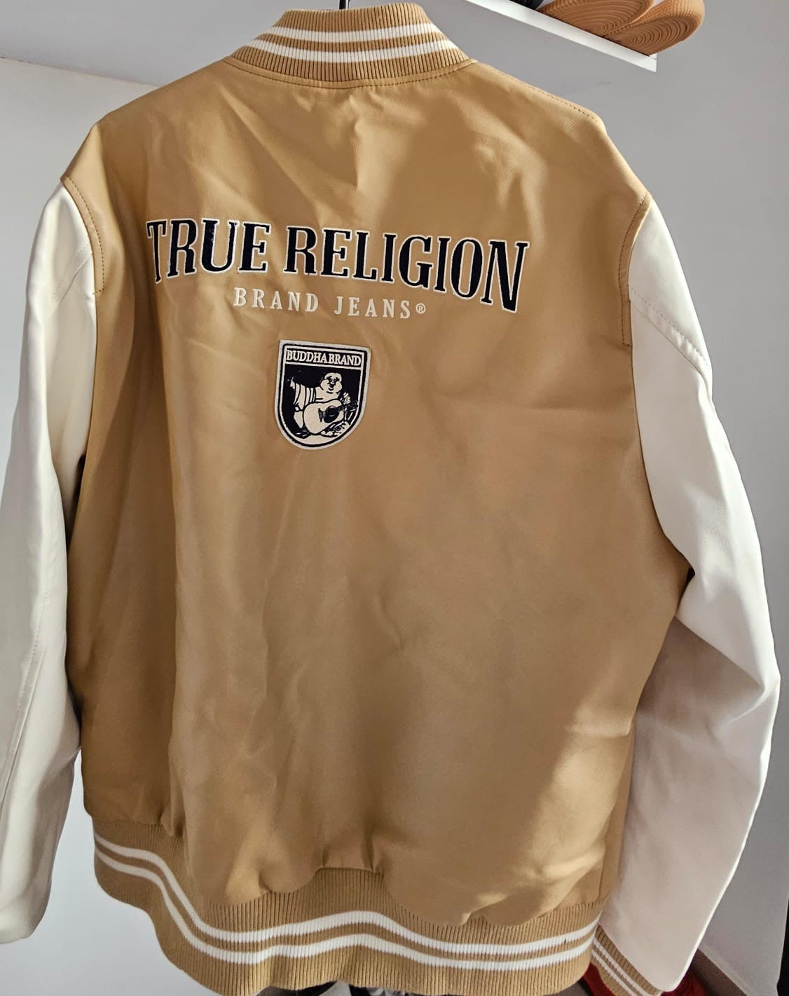 Chaqueta Varsity True Religion Beige y Blanca – Estilo College
