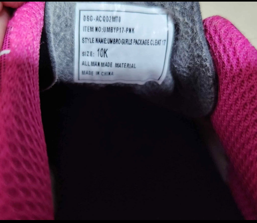 Guayos de fútbol Umbro rosados y negros