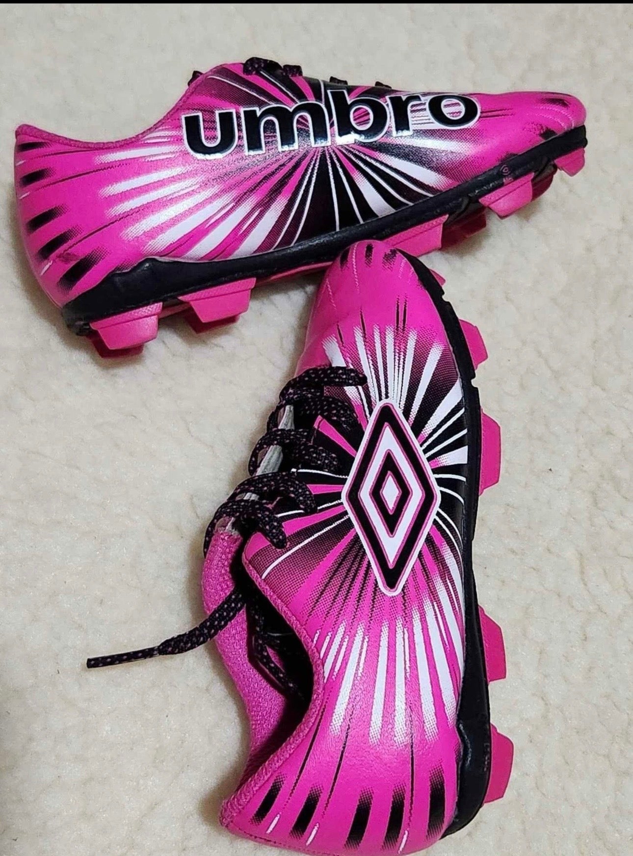 Guayos de fútbol Umbro rosados y negros