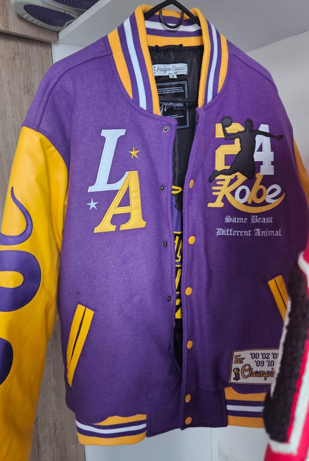 Chaqueta Varsity LA Kobe 24 – Morada y Amarilla 🏀💜💛