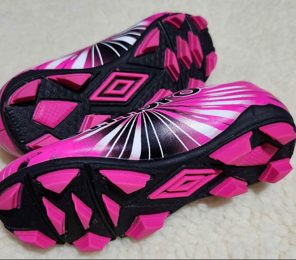 Guayos de fútbol Umbro rosados y negros