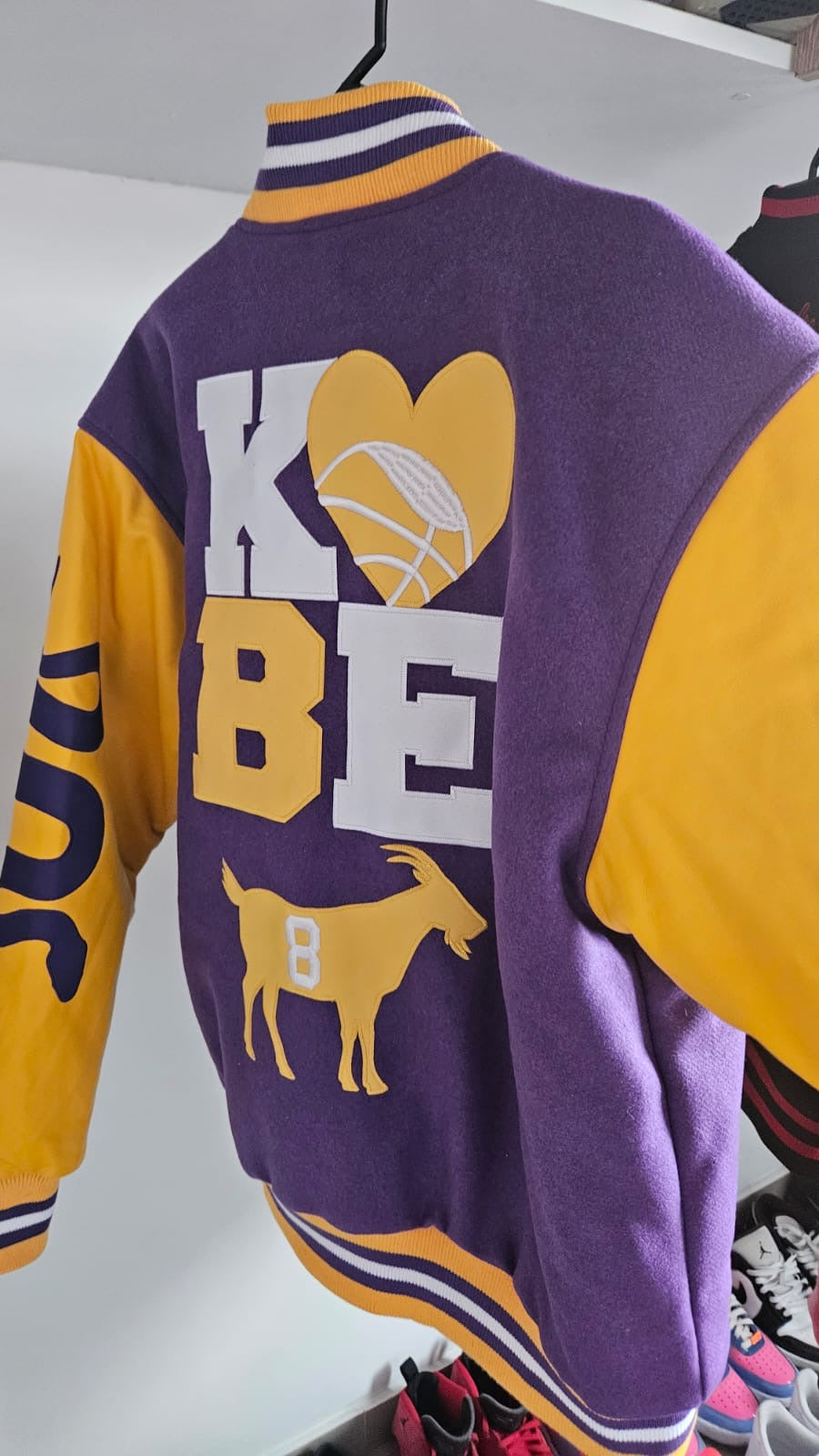 Chaqueta Varsity LA Kobe 24 – Morada y Amarilla 🏀💜💛