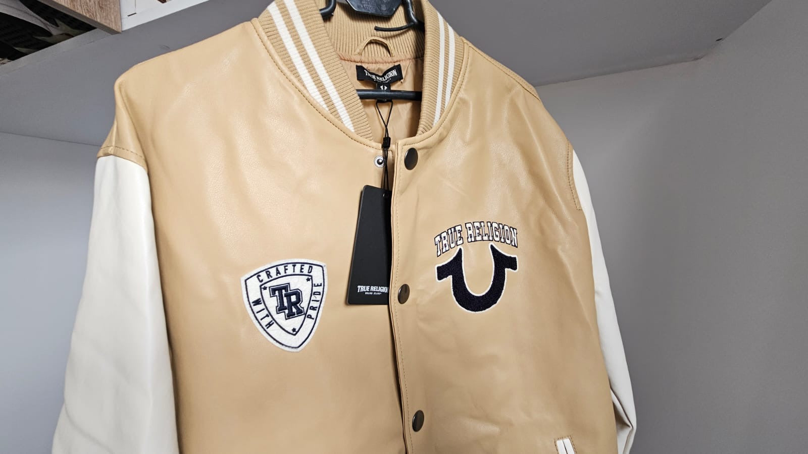 Chaqueta Varsity True Religion Beige y Blanca – Estilo College