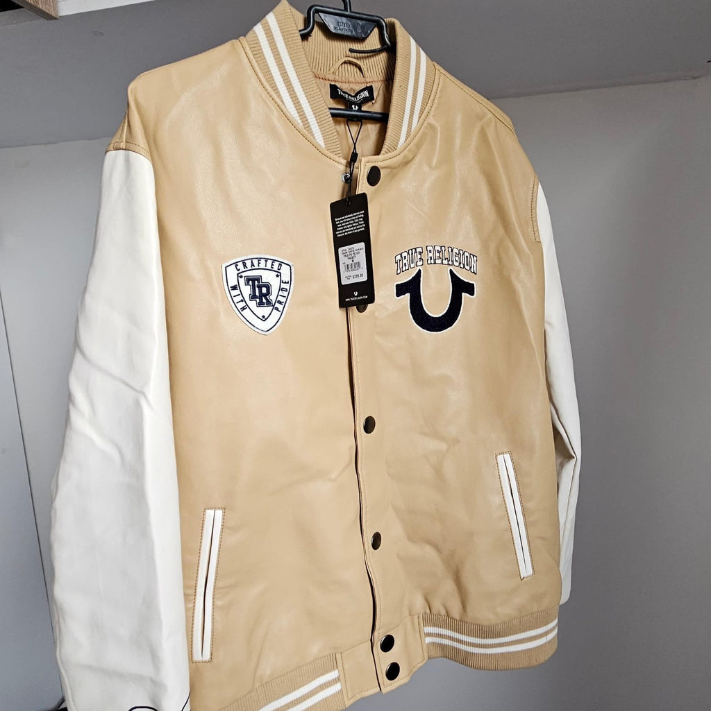 Chaqueta Varsity True Religion Beige y Blanca – Estilo College
