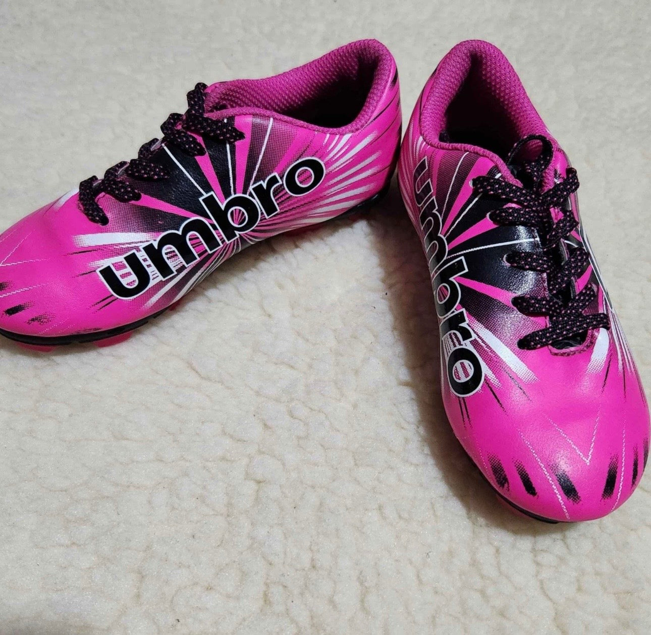 Guayos de fútbol Umbro rosados y negros