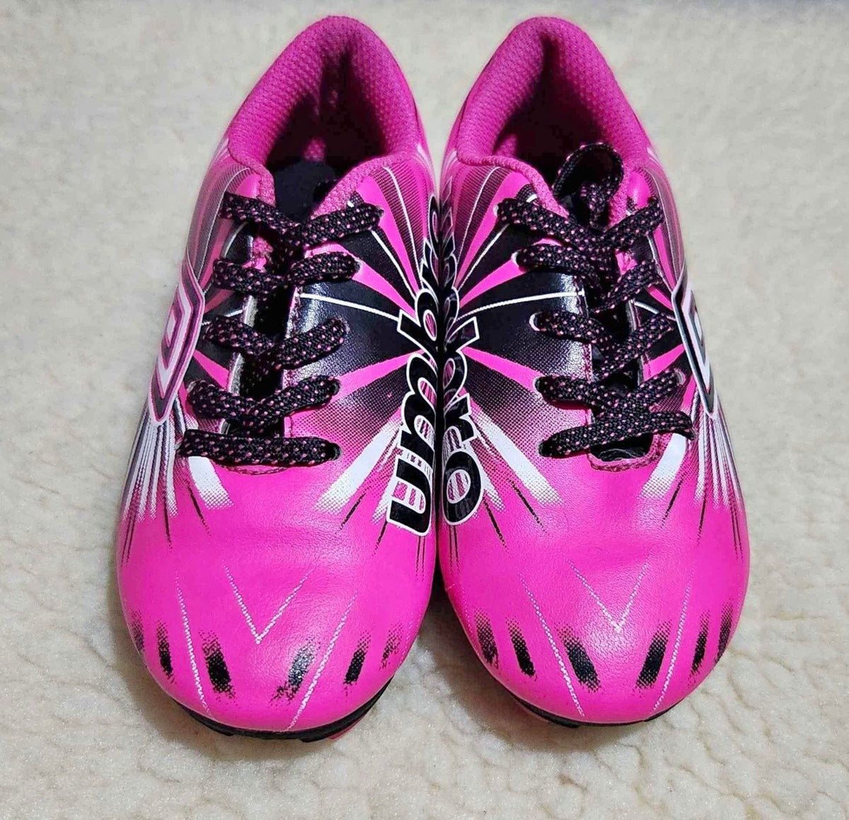 Guayos de fútbol Umbro rosados y negros