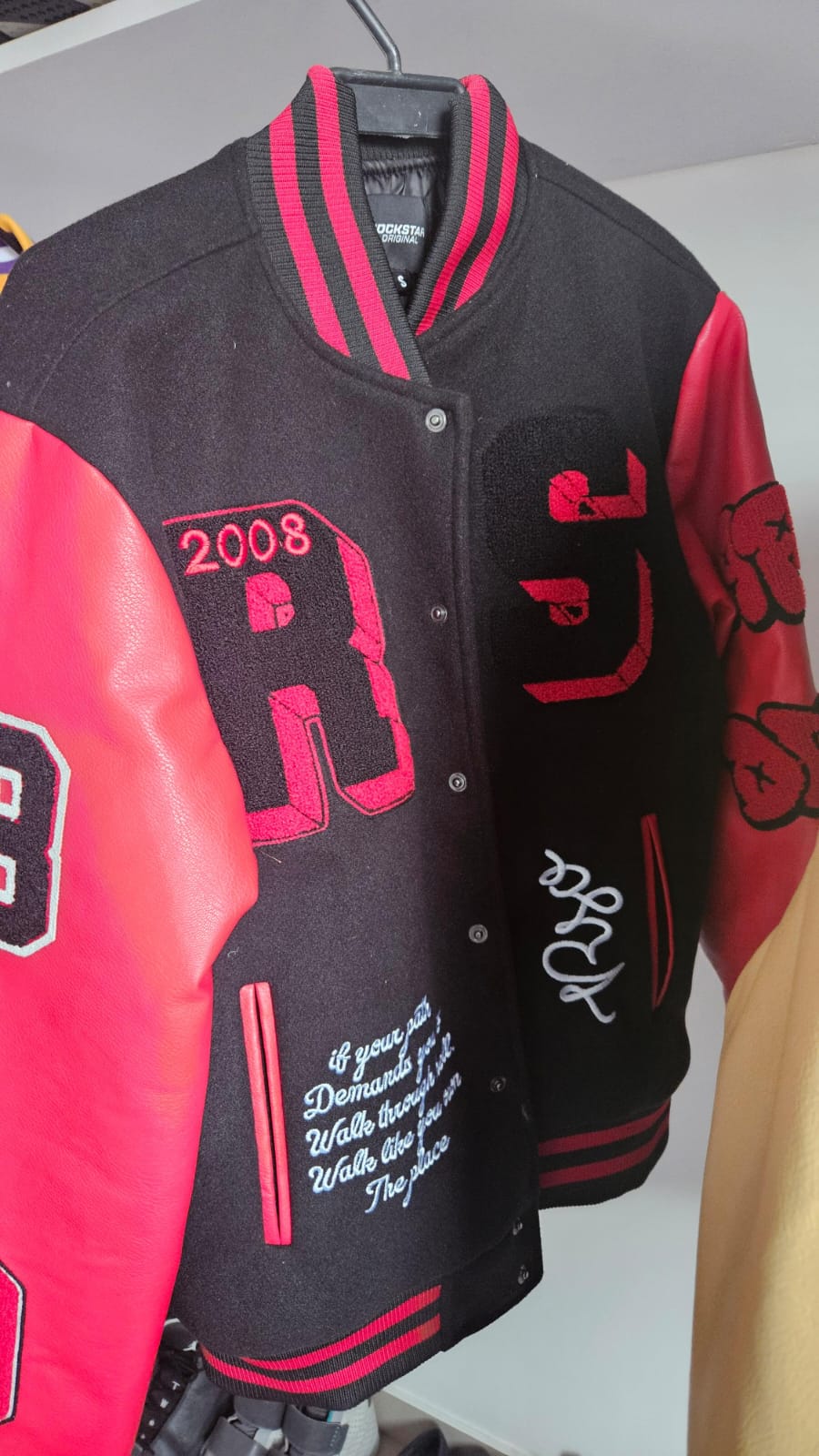 Chaqueta Varsity Rock Star Original – Negro/Rojo 🖤❤️