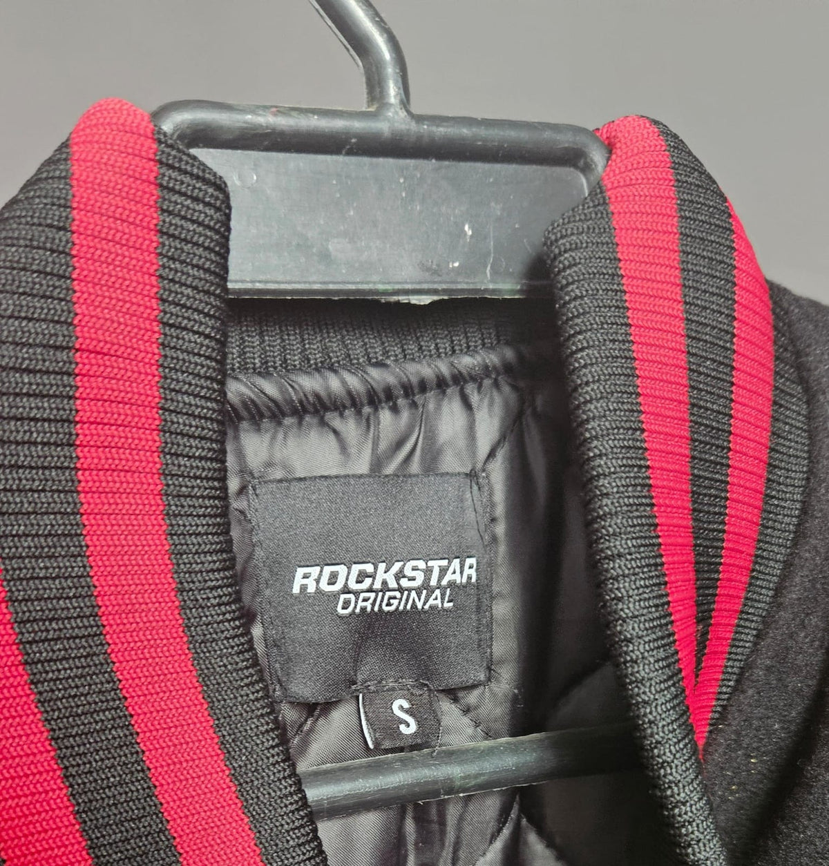 Chaqueta Varsity Rock Star Original – Negro/Rojo 🖤❤️