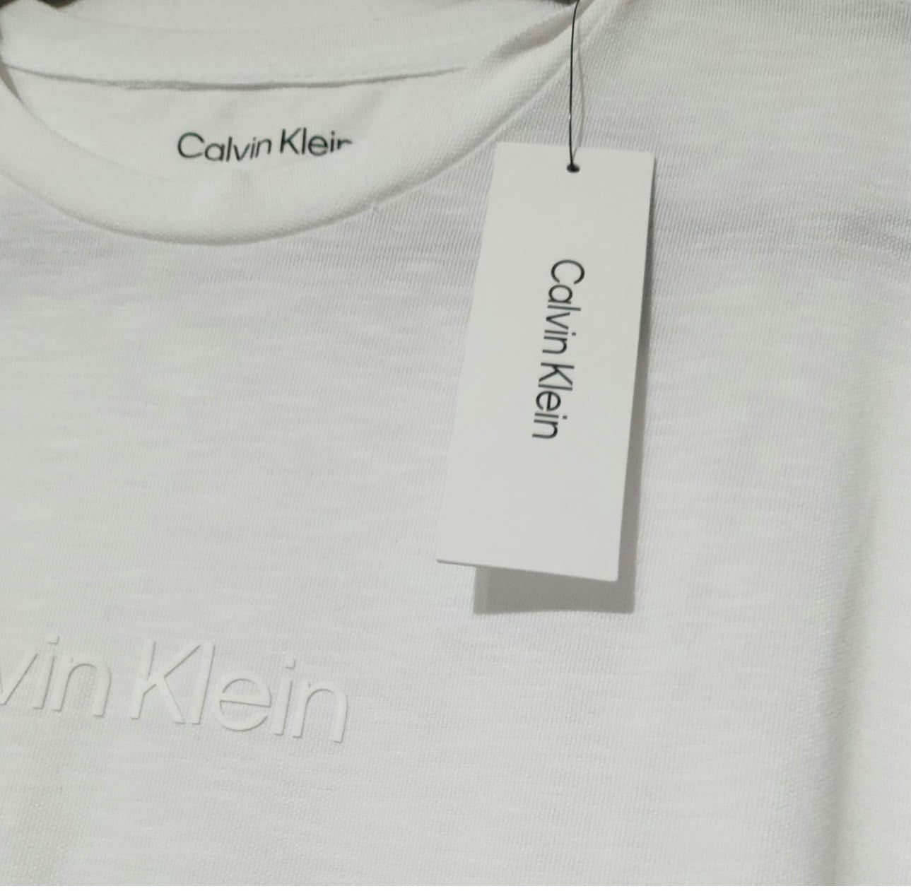 Camiseta Calvin Klein Blanca – Logo Minimalista