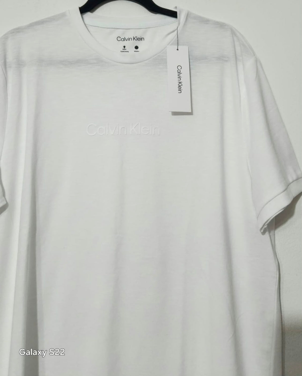 Camiseta Calvin Klein Blanca – Logo Minimalista